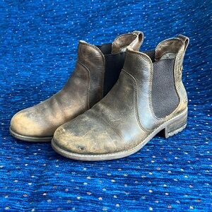 Ugg Chelsea women’s leather boots size 7